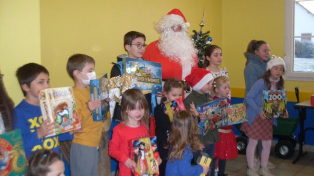 Le Père-Noël a été très généreux avec les enfants de la commune de Chaumesnil.