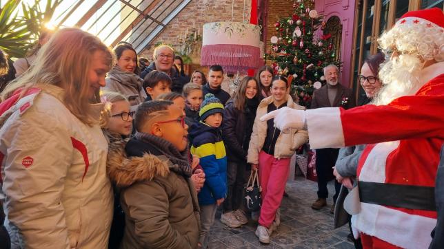 Près d’une cinquantaine de cadeaux, cofinancés par la municipalité de Saint-Lumier-la-Populeuse et Monsieur, a été distribuée lors de la fête de Noël au chateau de Bussemont.