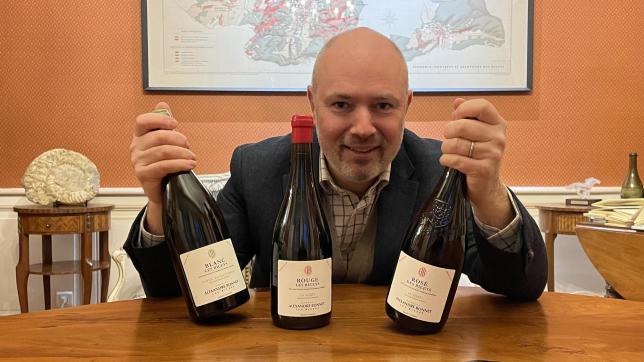 Arnaud Fabre, dans le salon de la maison Alexandre Bonnet, aux Riceys, avec les trois vins tranquilles issus du domaine. «On est au cœur du village et nos parcelles sont autour du village, c’est très riceton...»