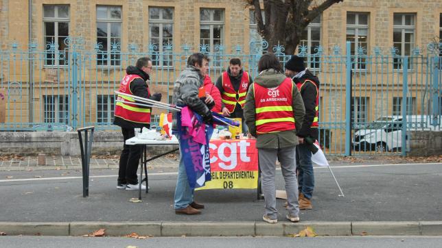 La CGT et le SDU-08 ont appelé à la grève lundi 12 décembre et au rassemblement devant le conseil départemental des Ardennes.