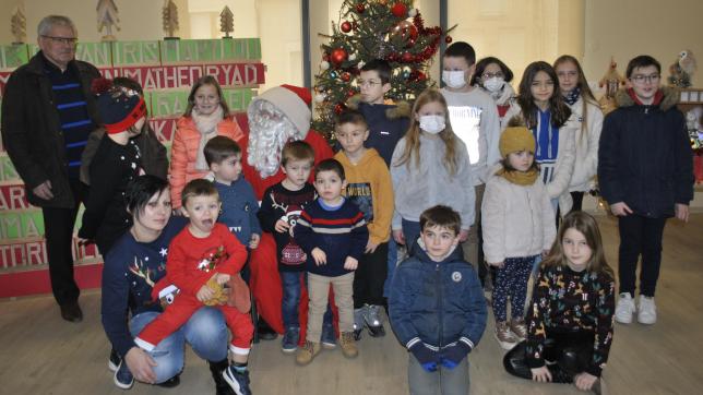 Les enfants du village d’Ailleville ont pu rencontrer le Père-Noël toujours généreux en cadeaux.