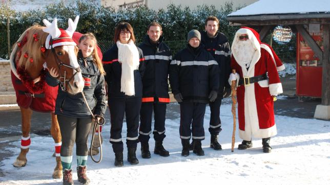 Les pompiers volontaires de Bergères ont accompagné le Père-Noël pour sa tournée dans le village.