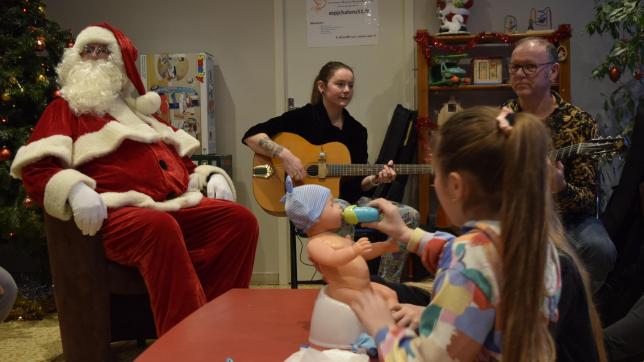 La venue du père Noël a été accompagnée de musique. Un peu plus tôt dans l’après-midi, une conteuse s’était également assurée de faire rêver les plus jeunes.