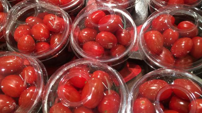 Certains fruits gagnent du temps, comme les tomates, le raisin et les abricots, dont l’exemption prenait précédemment fin au 30 juin 2023.