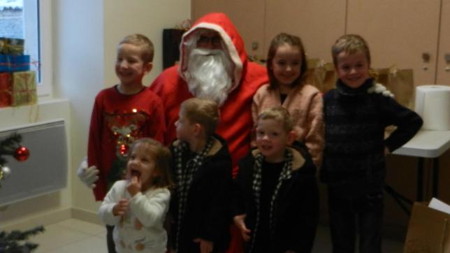 Les enfants ont rencontré avec plaisir le Père Noël.