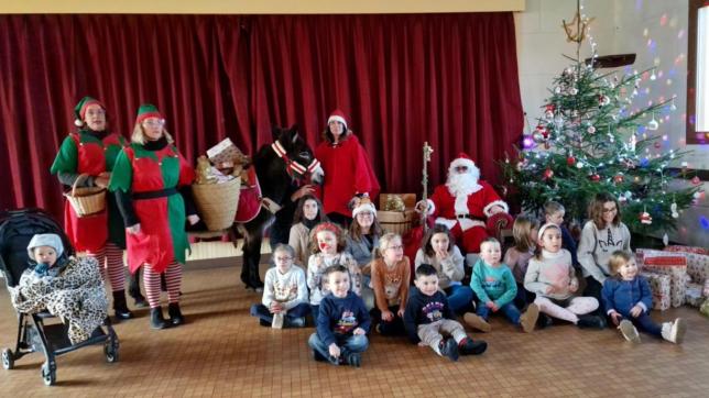 Les enfants ont rencontré le Père-Noël à la salle des fêtes de la commune où les attendait une montagne de cadeaux.