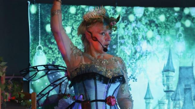 Dans ce nouveau spectacle, musical et féerique, Marie Deperthe, qui chante, est la Reine des Elfes.