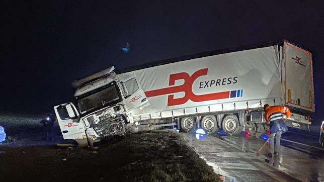 Mardi 20 décembre vers 19 h 45, un automobiliste ardennais âgé de 38 ans a trouvé la mort dans une collision frontale avec un camion, sur la RD944, au niveau de Val-de-Vesle, entre Châlons-en-Champagne et Reims.