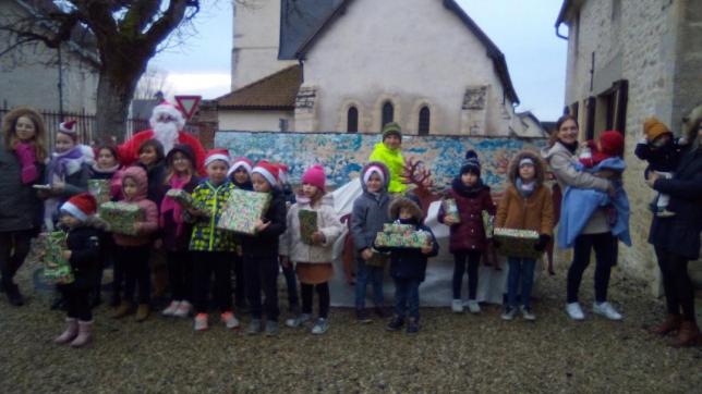 C’est en traineau que le Père-Noël est arrivé mercredi à Trannes pour remettre aux enfants de la commune des cadeaux.