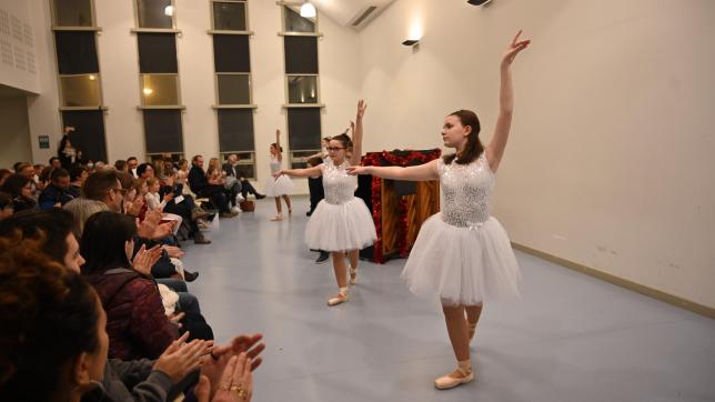 Les danseuses de Vitry Danse ont proposé des chorégraphies classiques et modernes.