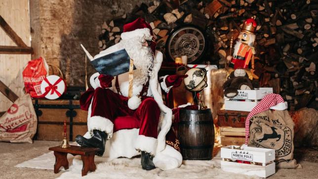 Le costume du père Noël est en velours et en fourrure et sa perruque a été fabriquée en Belgique.