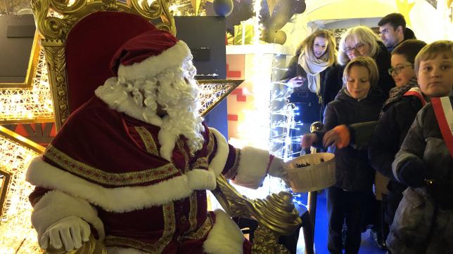 Le Père Noël a retrouvé sa «Bulle» sur la place de l’hôtel de ville de Troyes pour son plus grand plaisir.