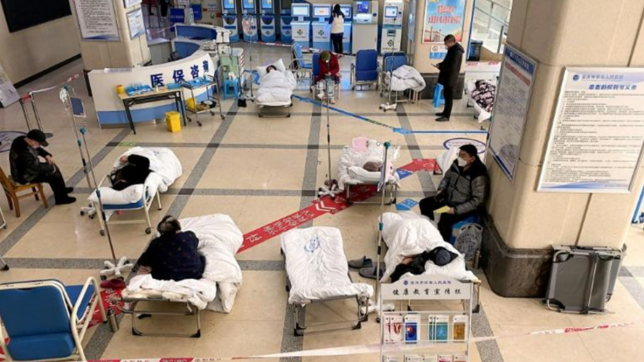 Des patients atteints du Covid-19 attendent sur des lits dans le hall d'accueil de l'hopital No.5 de Chongqing, le 23 decembre 2022 dans le sud-ouest de la Chine.