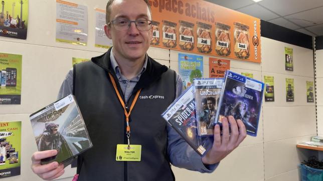 À Cash Express, Walter, employé chargé de l’achat, acquiert des DVD et des jeux vidéos d’occasion en pagaille.