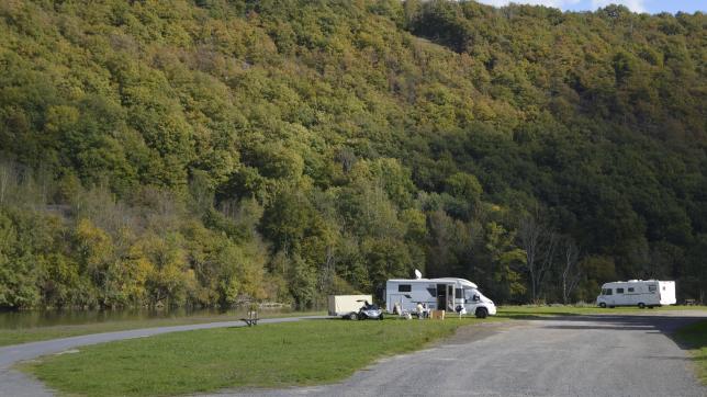 Les camping-caristes sont nombreux à s’installer chaque été sur notre territoire. Pour en séduire davantage, plusieurs communes veulents créer des aires.