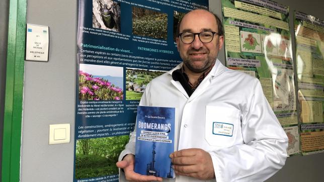 Le professeur en pharmacie, Guillaume Decocq, rencontré à l’université Picardie Jules-Verne à Amiens, présente son livre à paraître le 4 janvier 2023.