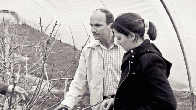 Louise-Anaïs Viard avec son père Guy sur l’exploitation à la Grande Borne à Voipreux, quelques temps avant le décès de ce dernier.