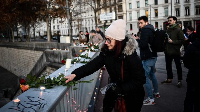 Une quarantaine de personnes ont déposé bougies, bouquets de roses et photos du défunt sur les rambardes, avant de prononcer discours et chants, mardi lors d’un rassemblement sur les lieux du drame, pont Gallieni à Lyon.
