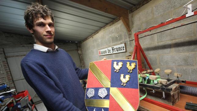 Emmanuel Boëns, 27 ans, a lancé son entreprise baptisée Blason de France. Dans son atelier, l’artisan fabrique des blasons sur-mesure.