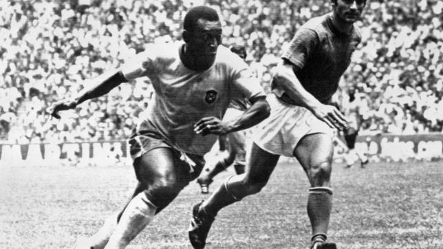 Pelé face aux Italiens, lors de la finale de la Coupe du monde 1970 à Mexico.
