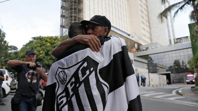Ces deux supporters du Santos FC se réconfortent mutuellement devant l’hôpital Albert-Einstein de São Paulo quelques heures après que leur idole s’y fut éteinte.