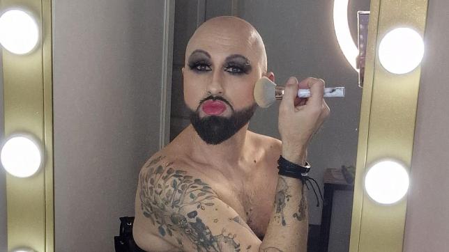 Créé un look Drag Queen demande beaucoup de temps, entre 3 à 4 h de maquillage sont nécessaires.