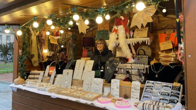 Catherine Ravenel tenait un stand de bijoux et de sacs à main sur la place d’Armes de Vitry-le-François lors du village de Noël.