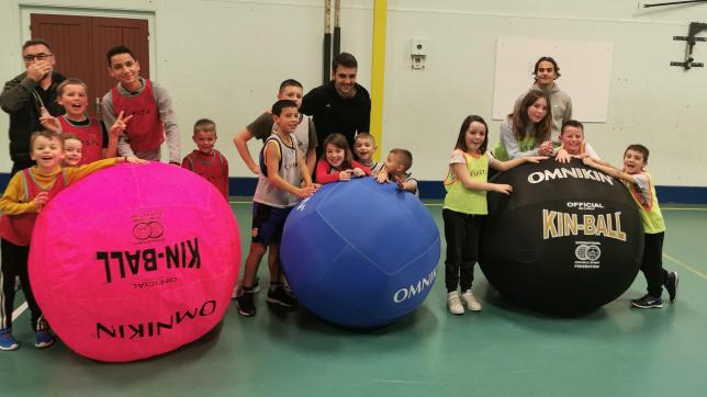 Parmi les sports pratiqués par les enfants de la JSVPO, le kin-ball, un sport collectif qui se pratique avec un gros ballon.
