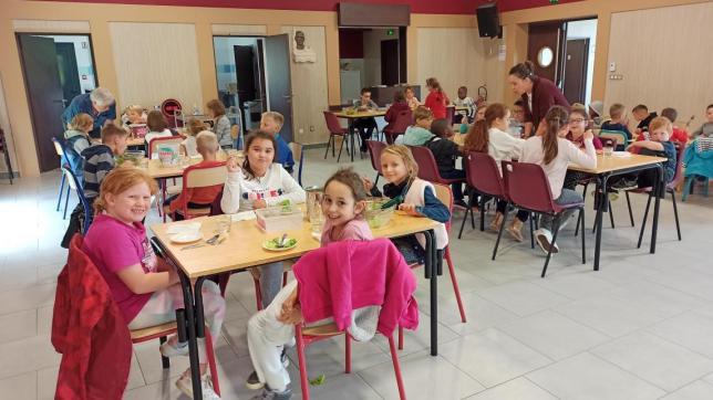 Depuis la rentrée, les écoliers du regroupement scolaire de Barbuise peuvent manger au restaurant scolaire.