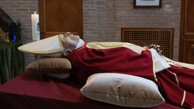 Le Vatican a diffusé, hier, les premières photos du corps de Benoît XVI. On y voit le défunt pape allongé sur un catafalque, vêtu de rouge (la couleur du deuil papal) et coiffé d’une mitre blanche ornée d’une ganse dorée, un chapelet dans les mains.