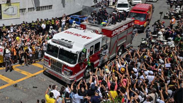 Les Brésileins devant le camion de pompier qui transporte le cercueil de Pelé.