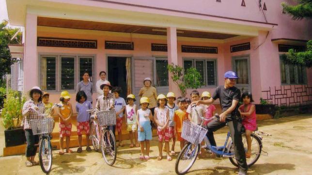 L’Asev avait déjà, en 2016, acheté une vingtaine de vélos pour offrir une meilleure mobilité aux orphelins dans cette zone rurale et montagneuse, pour leurs trajets jusqu’à l’école notamment.