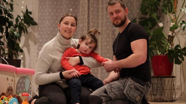 Elsa, atteinte de paralysie cérébrale se fera opérer le 24 janvier. Ses parents Solène Balon et Léo Tiercelet ont ouvert une cagnotte pour payer l’opération.