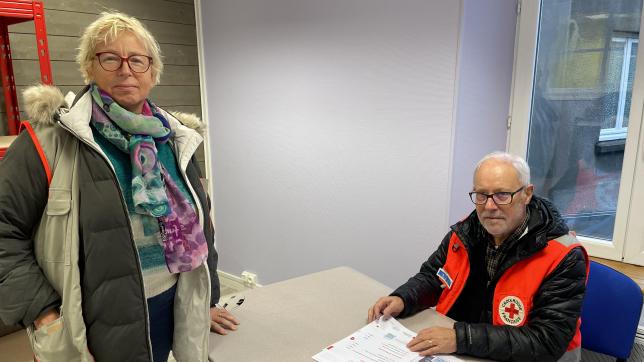 Isabelle Beth et Serge Duterque, deux bénévoles dévoués à la cause de la Croix-Rouge, officialisent le retour de l’unité Nord Ardennes.
