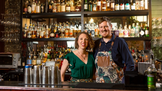 Loïc Mouchelin et Alexandra Percy dans leur bar situé à Toowoomba,  dans la région du Queensland.