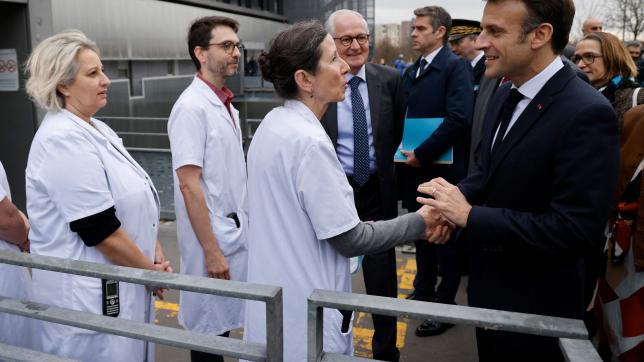 Emmanuel Macron à son arrivée au Centre hospitalier Sud Francilien de Corbeil-Essonnes le 6 janvier 2023.