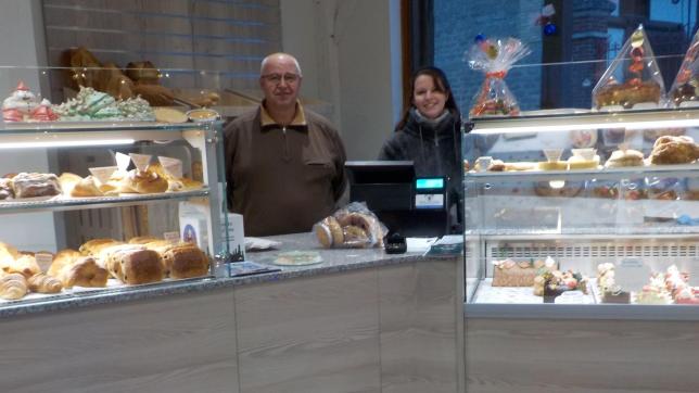 M. Faye et Karine dans la boulangerie modernisée.