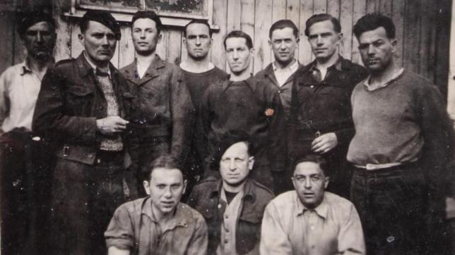 Georges Woltersdorf (debout, 4e à partir de la gauche) et ses compagnons de l’«Arbeitskommando» dans un camp forestier en Autriche, en 1941.