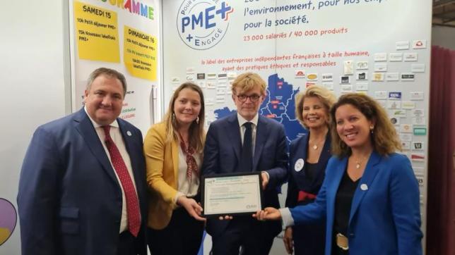 Sabine Vajou (à d.), reçoit avec son équipe le label PME+ des mains du ministre de l’Agriculture, Marc Fesneau (au centre).
