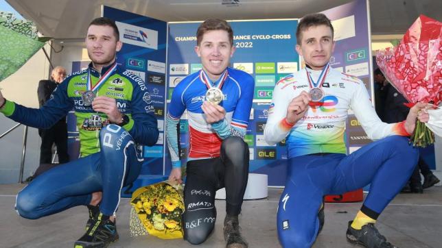 Joshua Dubau entouré de Yan Gras (à gauche) et Fabien Doubey (à droite) sur le podium à Liévin il y a un an.