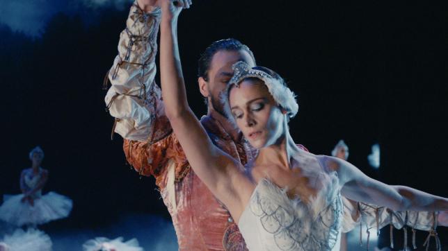 Zoé, une des stars de l’Opéra, va sauver sa place de danseuse étoile et reviendra en deuxième saison de la série.