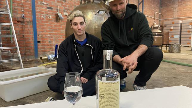 Pour Jérôme Lefèvre (à droite), ici avec Brandon, étudiant en alternance commerce vins et spiritueux, L’alcool est un art qui accompagne la digression et l’enchantement.