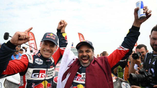 Nasser Al-Attiyah (à droite) et son copilote Mathieu Baumel célèbrent leur victoire à l’arrivée.