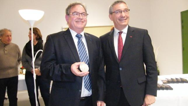 Nicolas Fricoteaux a remis la médaille du département à Marc Andrieux.