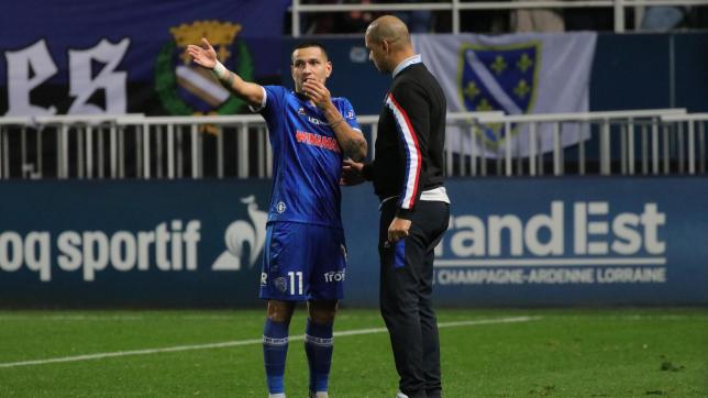 Rony Lopes, ici en discussion avec Patrick Kisnorbo après la défaite contre Marseille mercredi), n’était pas satisfait du comportement de l’équipe.