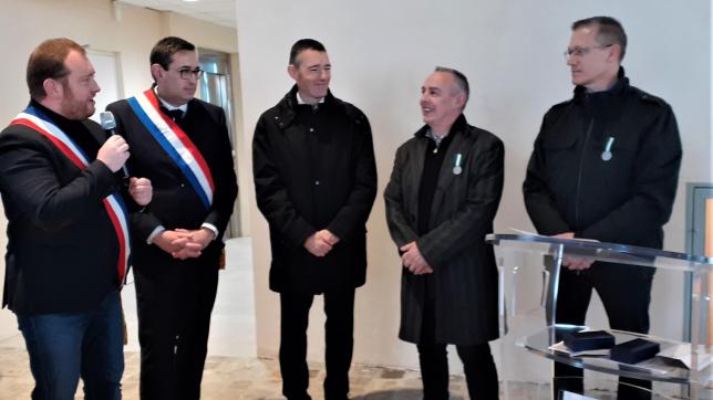 Patrick Brousmiche et Hervé Thiebeaux, conseillers municipaux, ont été décorés.