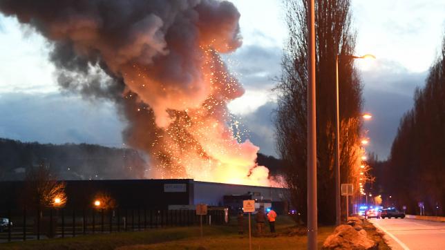 Situé sur la commune de Grand-Couronne, ce bâtiment est construit à une quinzaine de kilomètres au sud du centre ville de Rouen sur un site nettement plus dégagé que celui de l’usine Lubrizol où 10 000 tonnes de produits chimiques étaient parties en fumée dans un grave incendie en septembre 2019.