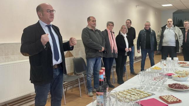 Le maire Jérôme Aubert (au premier plan) et les autres élus du conseil municipal ont présenté leurs vœux.