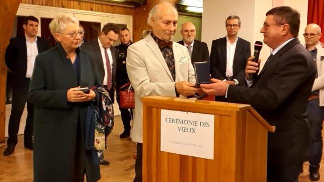 L’édile, Daniel Chauchefoin, remet la médaille de maire honoraire à son prédécesseur, Guy Pierson.