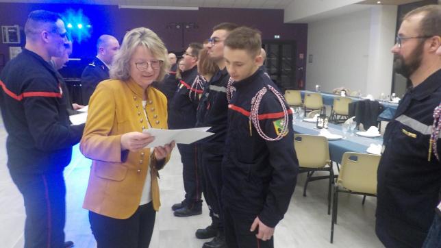 Plusieurs pompiers ont reçu des diplômes et attestations.